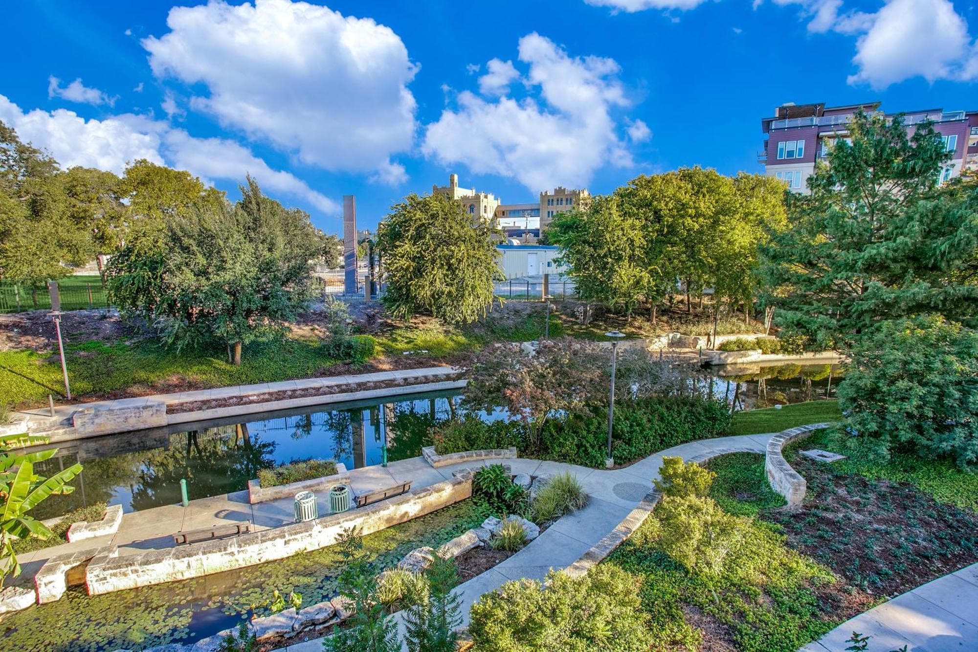 Lush Downtown Condo On Riverwalk W King Ste, Free Parking, Pet Friendly, Centrally Located On Riverwalk San Antonio Exterior photo