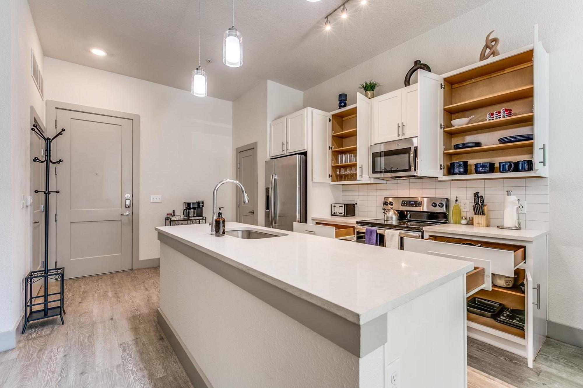 Lush Downtown Condo On Riverwalk W King Ste, Free Parking, Pet Friendly, Centrally Located On Riverwalk San Antonio Exterior photo