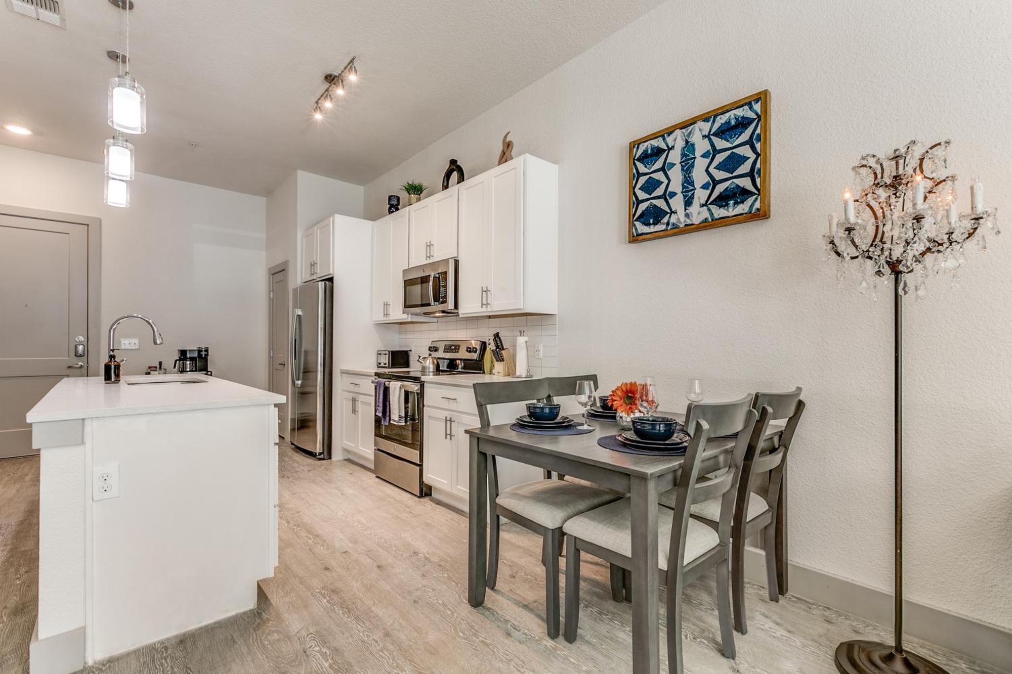 Lush Downtown Condo On Riverwalk W King Ste, Free Parking, Pet Friendly, Centrally Located On Riverwalk San Antonio Exterior photo