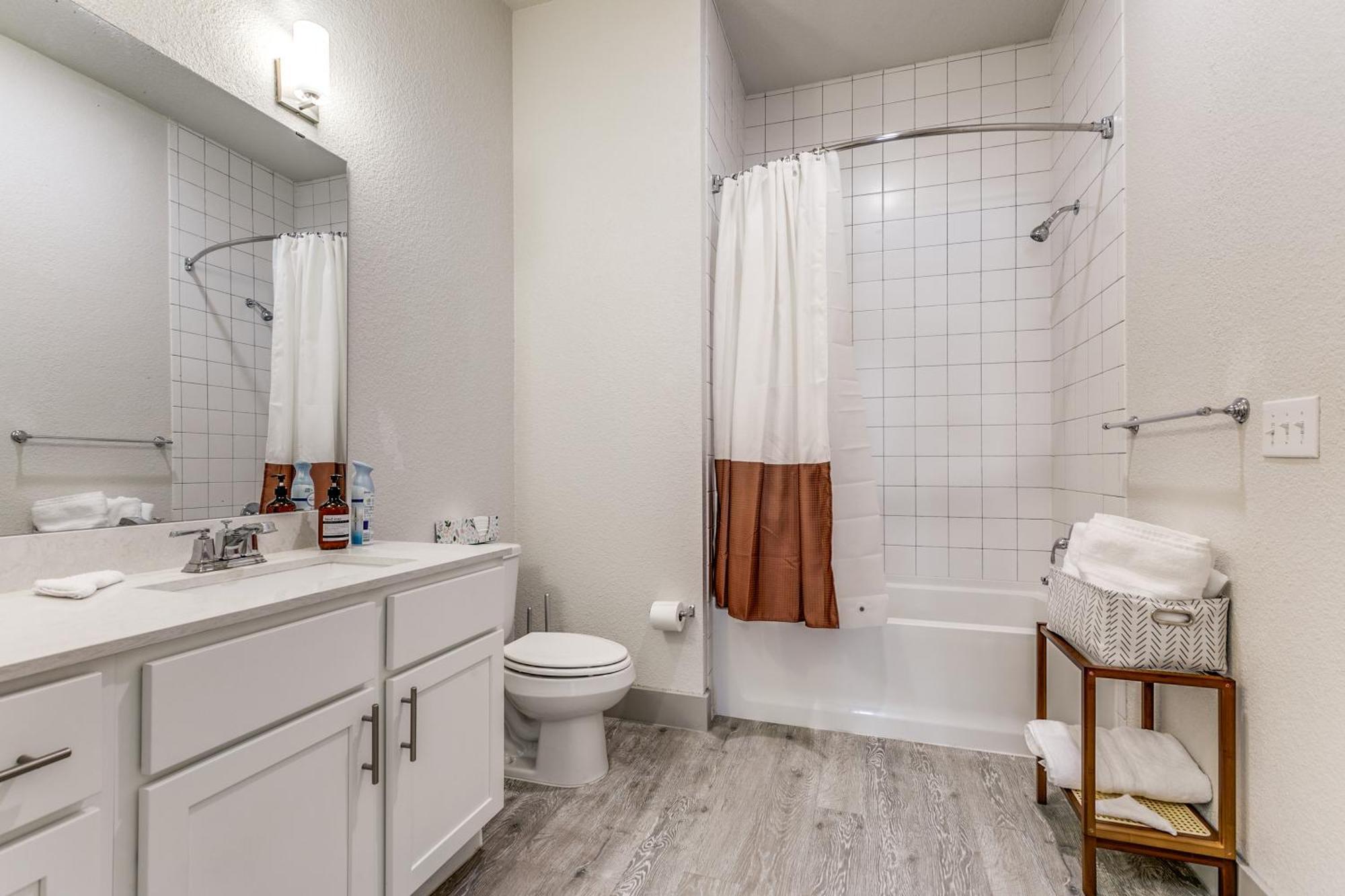 Lush Downtown Condo On Riverwalk W King Ste, Free Parking, Pet Friendly, Centrally Located On Riverwalk San Antonio Exterior photo