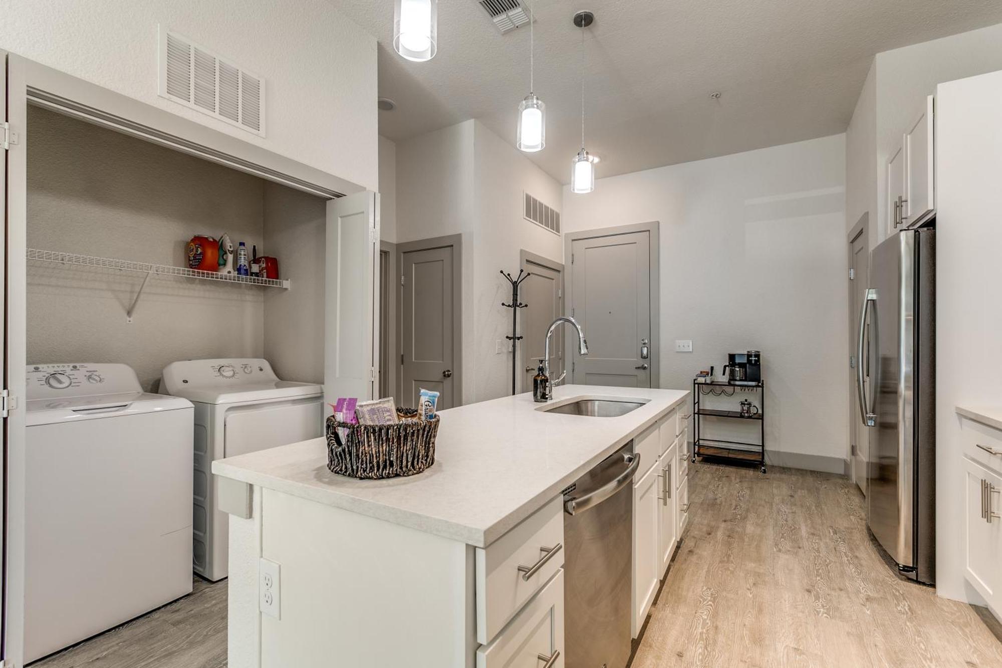 Lush Downtown Condo On Riverwalk W King Ste, Free Parking, Pet Friendly, Centrally Located On Riverwalk San Antonio Exterior photo
