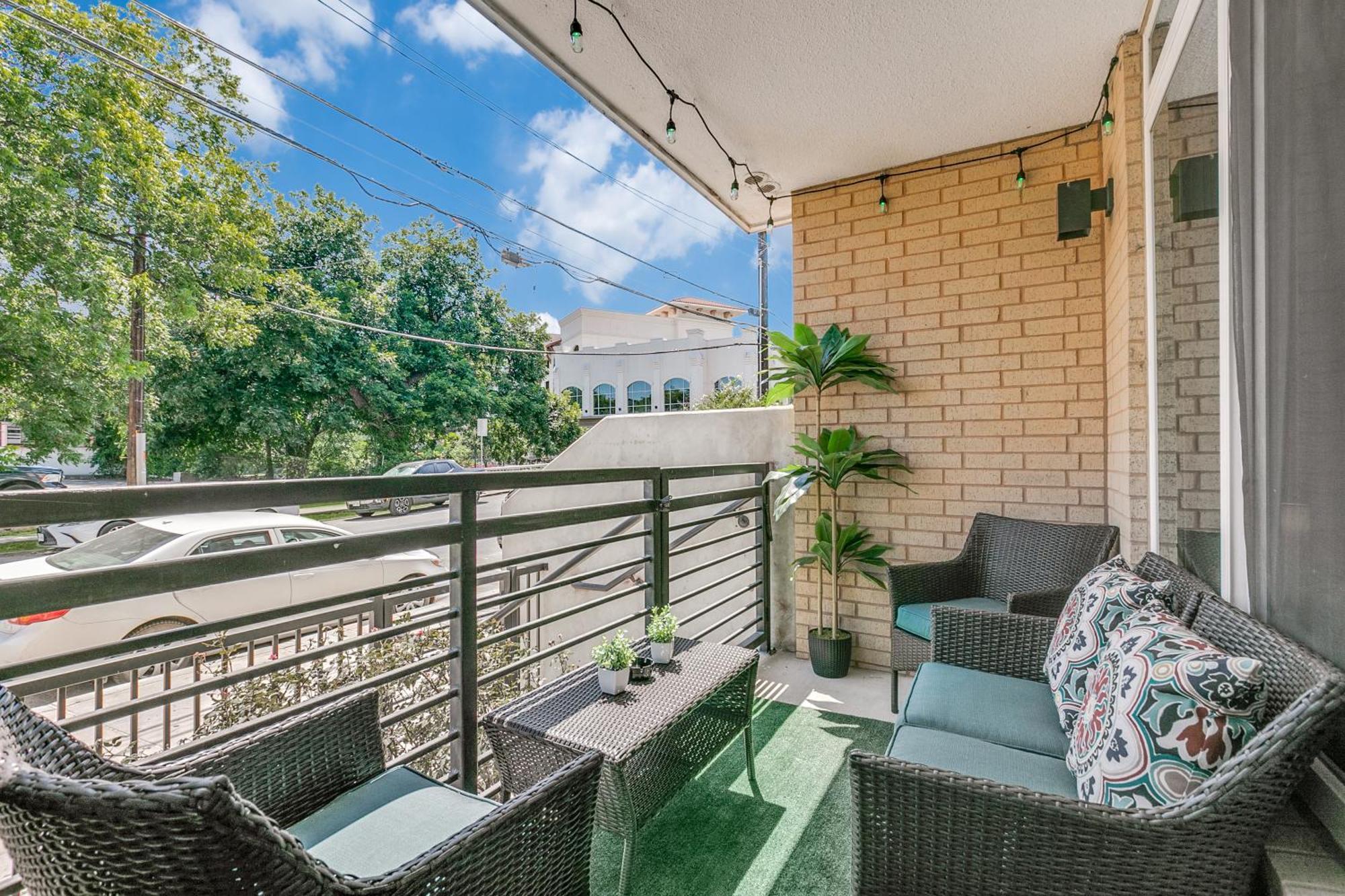 Lush Downtown Condo On Riverwalk W King Ste, Free Parking, Pet Friendly, Centrally Located On Riverwalk San Antonio Exterior photo