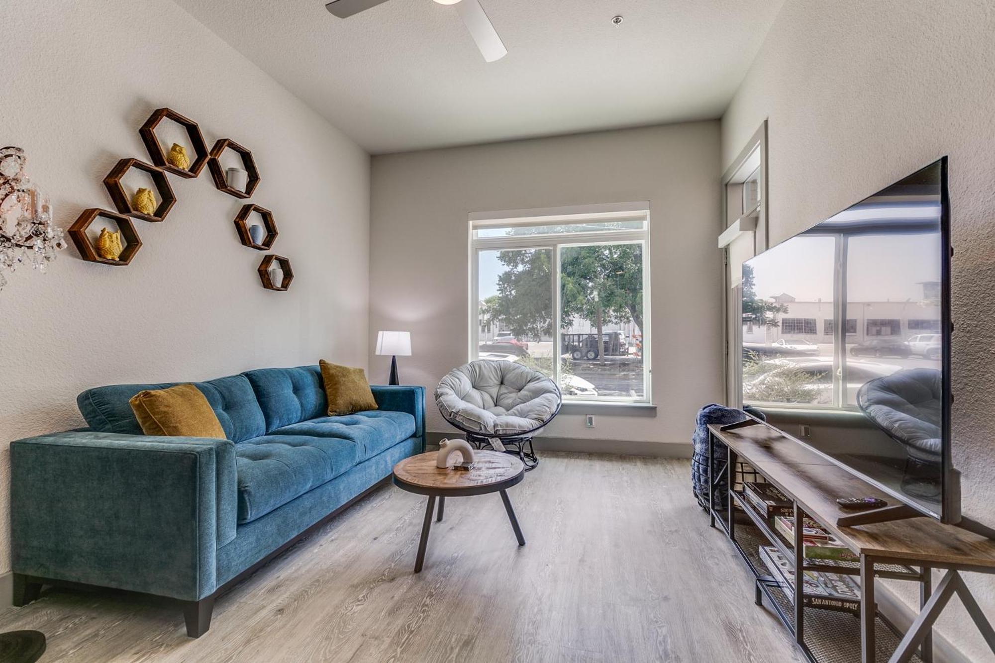 Lush Downtown Condo On Riverwalk W King Ste, Free Parking, Pet Friendly, Centrally Located On Riverwalk San Antonio Exterior photo