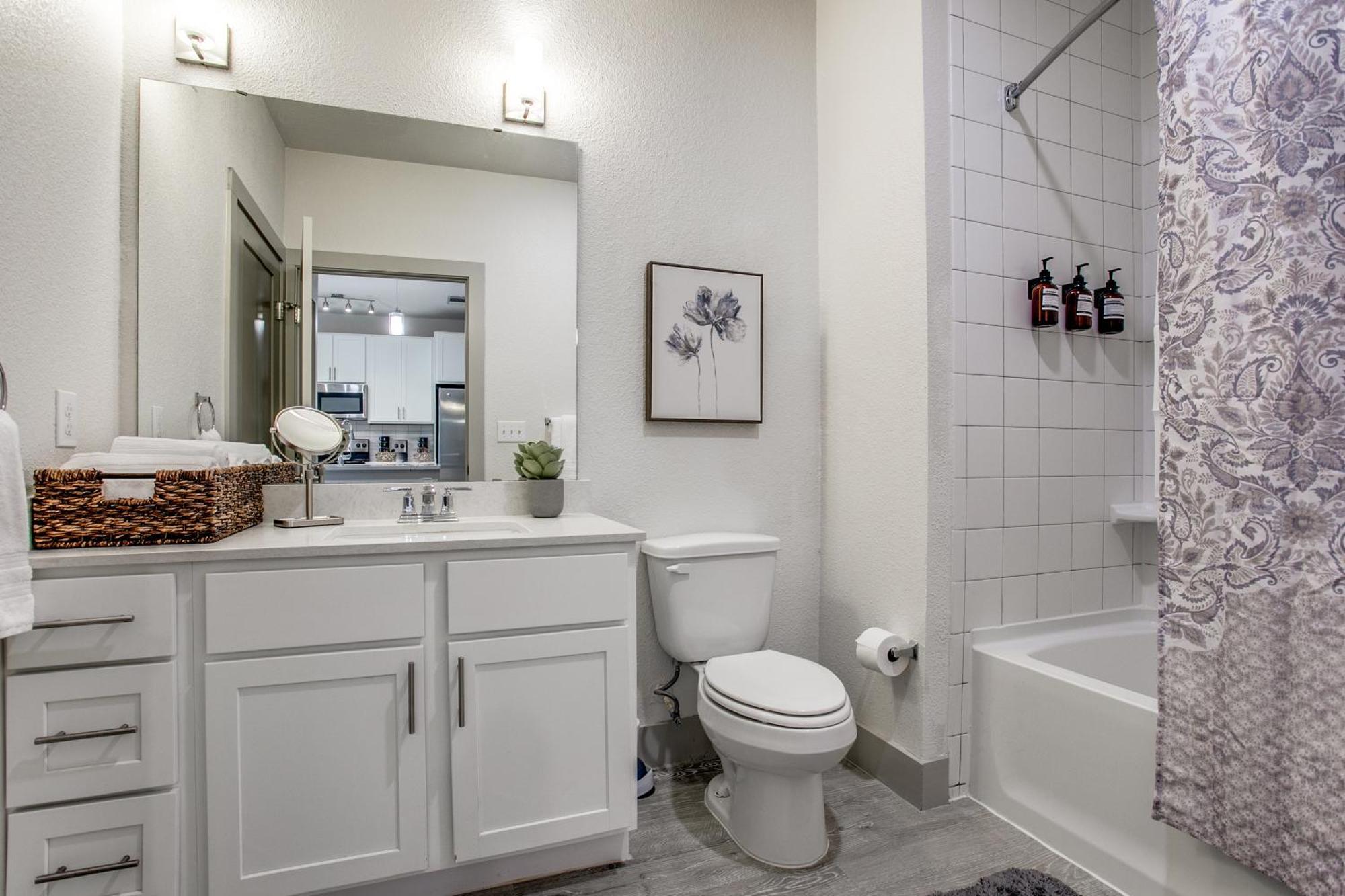 Lush Downtown Condo On Riverwalk W King Ste, Free Parking, Pet Friendly, Centrally Located On Riverwalk San Antonio Exterior photo